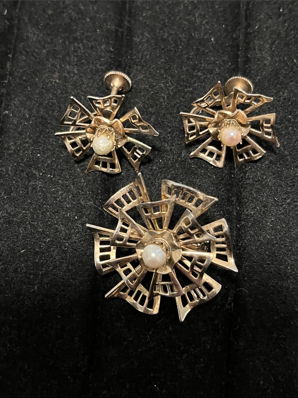 L👀K Vtg Pearl Accent Gold-Tone Floral Brooch and Screwback Earrings Set